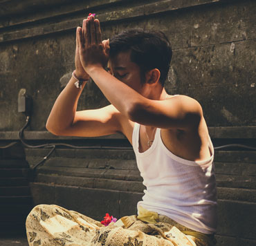 hombre meditando en el culto