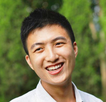Foto eines lächelnden jungen Mannes, um zu verdeutlichen, dass im Christentum nicht die Last besteht, sich die Akzeptanz Gottes zu verdienen.'s acceptance.